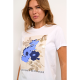 POLLY T-SHIRT OPTICAL WHITE/ SAND FLOWER&nbsp;  Klassisk t-shirt fra Kaffe med smukt print i blå, guld, sand og med teksten Abstract Botanique under printet. T-shirten har rund hals, korte ærmer og er almindelig i størrelsen.  Rund hals og korte ærmer Hvid med print i farverne: blå, guld, sand Almindelig pasform