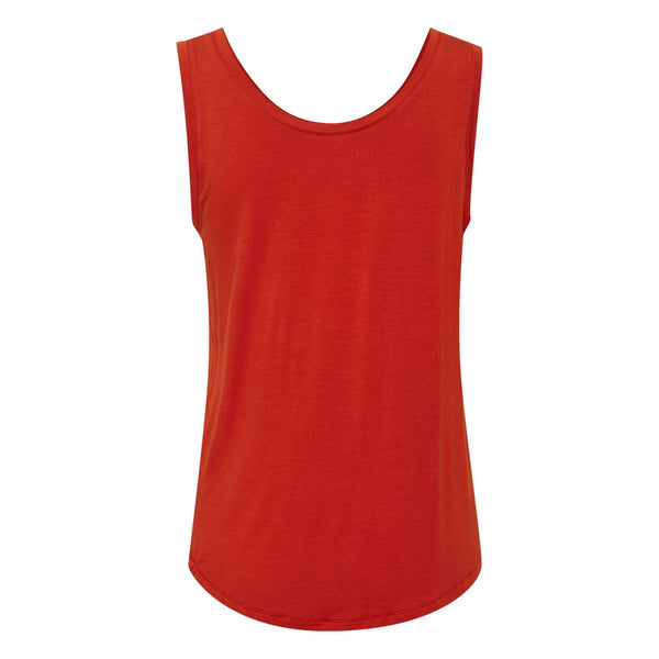 POPPY VO-NECK TANK TOP CHINESE RED

Flot jule rød tank top fra Culture. Poppy VO-neck tank top har v-udskæring foran og rund udskæring bagpå. Der er 4 cm brede stropper og er syet i den skønneste, bløde og elastiske viskosekvalitet.


V-udskæring foran og rund udskæring bagpå og 4 cm brede stropper
En del af Culture's basis program
Tæt pasform

Størrelsesguide: Poppy VO-neck tank top er normal i størrelsen. &nbsp;