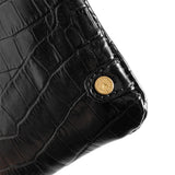 Sort skind pung i croco lak med guld detaljer set ved lille guld emblem