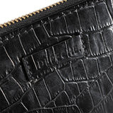 Sort skind pung i croco lak med guld detaljer set ved navn