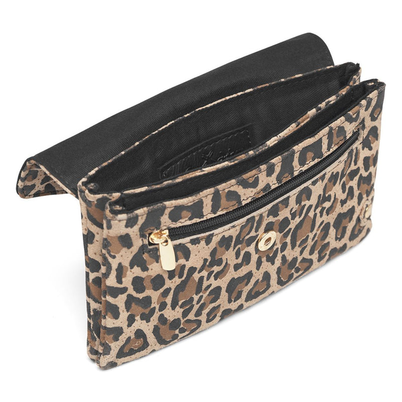 PURSE CREDIT CARD HOLDER LEOPARD

Denne lille skønne pung fra Depeche, har et klassisk og tidsløst design. Leopard print, den lukkes med knap og der medfølger bælte, så den kan bruges som talje taske.


Lukkes med knap
Leo print
Brune/sorte toner
Fås i flere farver
100% skind
H: 18 x L: 10.5 D: 2 cm


Indvendigt: Pungen er inddelt i tre sektioner med plads til kreditkort derudover har pungen en lynlås lomme til mønter.&nbsp;

Størrelsesguide:&nbsp;H: 18 x L: 10.5 D: 2 cm