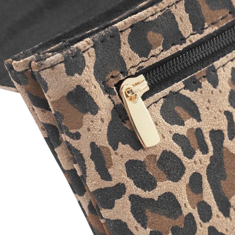 PURSE CREDIT CARD HOLDER LEOPARD

Denne lille skønne pung fra Depeche, har et klassisk og tidsløst design. Leopard print, den lukkes med knap og der medfølger bælte, så den kan bruges som talje taske.


Lukkes med knap
Leo print
Brune/sorte toner
Fås i flere farver
100% skind
H: 18 x L: 10.5 D: 2 cm


Indvendigt: Pungen er inddelt i tre sektioner med plads til kreditkort derudover har pungen en lynlås lomme til mønter.&nbsp;

Størrelsesguide:&nbsp;H: 18 x L: 10.5 D: 2 cm