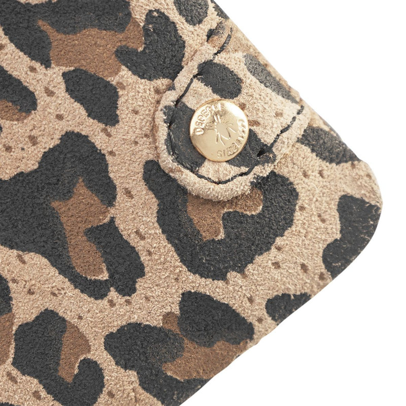 PURSE CREDIT CARD HOLDER LEOPARD

Denne lille skønne pung fra Depeche, har et klassisk og tidsløst design. Leopard print, den lukkes med knap og der medfølger bælte, så den kan bruges som talje taske.


Lukkes med knap
Leo print
Brune/sorte toner
Fås i flere farver
100% skind
H: 18 x L: 10.5 D: 2 cm


Indvendigt: Pungen er inddelt i tre sektioner med plads til kreditkort derudover har pungen en lynlås lomme til mønter.&nbsp;

Størrelsesguide:&nbsp;H: 18 x L: 10.5 D: 2 cm