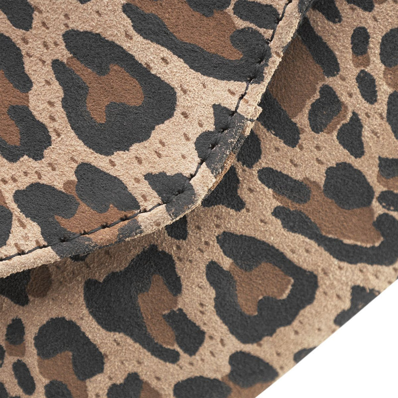 PURSE CREDIT CARD HOLDER LEOPARD

Denne lille skønne pung fra Depeche, har et klassisk og tidsløst design. Leopard print, den lukkes med knap og der medfølger bælte, så den kan bruges som talje taske.


Lukkes med knap
Leo print
Brune/sorte toner
Fås i flere farver
100% skind
H: 18 x L: 10.5 D: 2 cm


Indvendigt: Pungen er inddelt i tre sektioner med plads til kreditkort derudover har pungen en lynlås lomme til mønter.&nbsp;

Størrelsesguide:&nbsp;H: 18 x L: 10.5 D: 2 cm