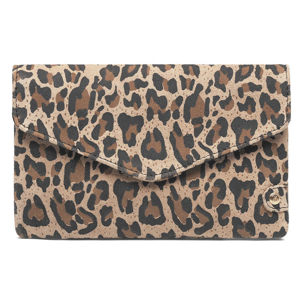 PURSE CREDIT CARD HOLDER LEOPARD

Denne lille skønne pung fra Depeche, har et klassisk og tidsløst design. Leopard print, den lukkes med knap og der medfølger bælte, så den kan bruges som talje taske.


Lukkes med knap
Leo print
Brune/sorte toner
Fås i flere farver
100% skind
H: 18 x L: 10.5 D: 2 cm


Indvendigt: Pungen er inddelt i tre sektioner med plads til kreditkort derudover har pungen en lynlås lomme til mønter.&nbsp;

Størrelsesguide:&nbsp;H: 18 x L: 10.5 D: 2 cm