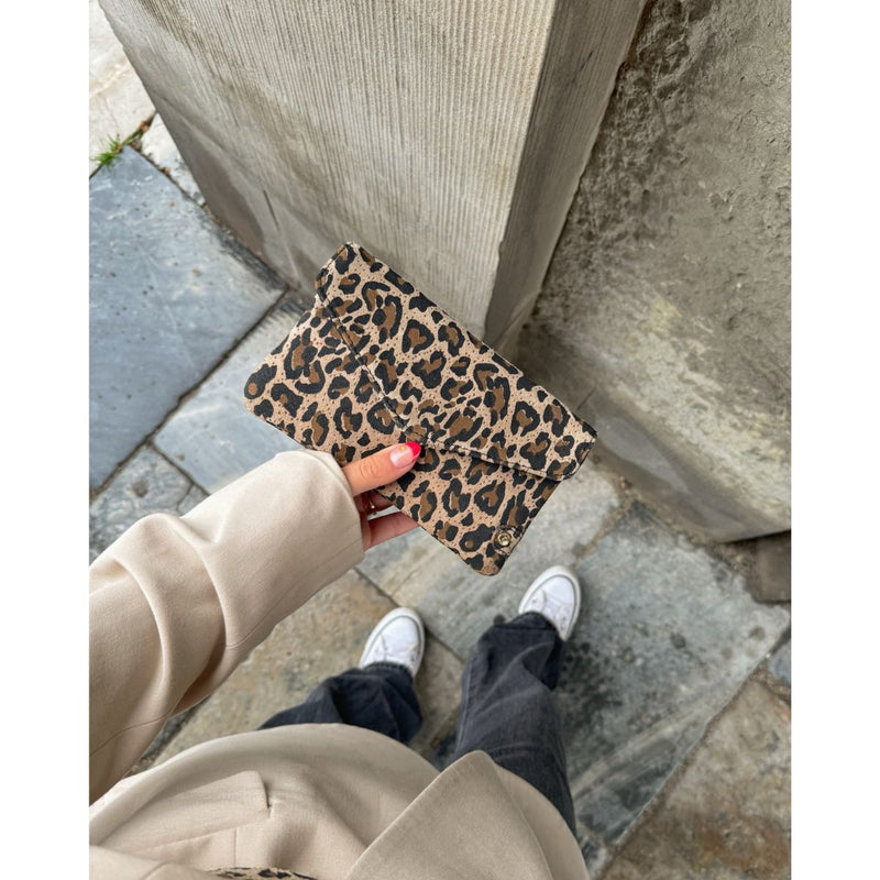 PURSE CREDIT CARD HOLDER LEOPARD

Denne lille skønne pung fra Depeche, har et klassisk og tidsløst design. Leopard print, den lukkes med knap og der medfølger bælte, så den kan bruges som talje taske.


Lukkes med knap
Leo print
Brune/sorte toner
Fås i flere farver
100% skind
H: 18 x L: 10.5 D: 2 cm


Indvendigt: Pungen er inddelt i tre sektioner med plads til kreditkort derudover har pungen en lynlås lomme til mønter.&nbsp;

Størrelsesguide:&nbsp;H: 18 x L: 10.5 D: 2 cm