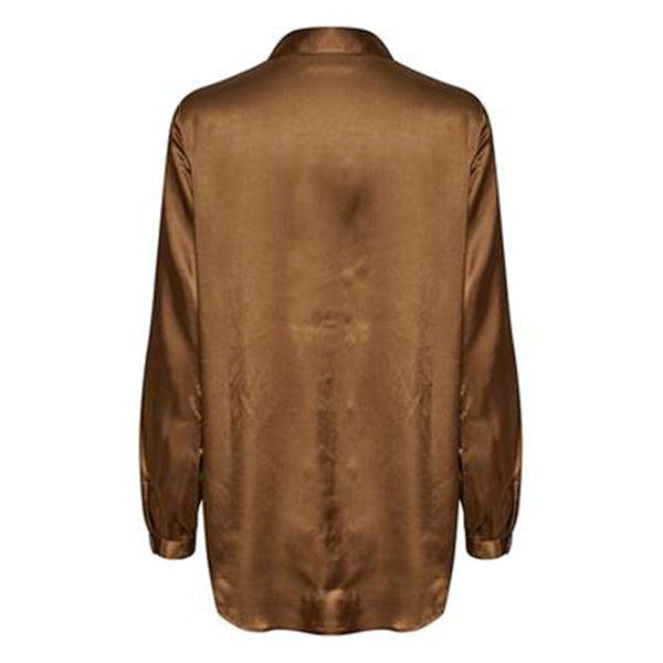 Skøn karamel farvet skjorte i en silke ligende kvalitet den er gennemknappet har lange ærmer med fast manchet og knap og almindelig skjortekrave set bagfra