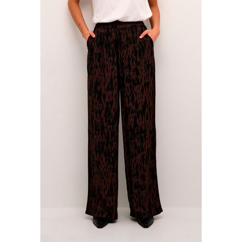 Sorte og brune vidde bukser med elastik i taljen set forfra
