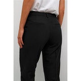klassiske sorte bukser med presfolder bæltestropper lynlås og hægte  set tæt på lommerne