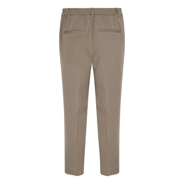 SAKURA HW CROPPED PANTS MAJOR BROWN&nbsp;  Fine højtaljede bukser fra Kaffe. Sakura HW cropped pant har elastik og et fast stykke i livet, skrålommer og paspel lommer bagpå. De har lige ben med vidde og pressefolder.&nbsp;    Elastik i livet, skrålommer og paspel lommer Flot lys mocca farve Cropped bukselængde Rummelig pasform