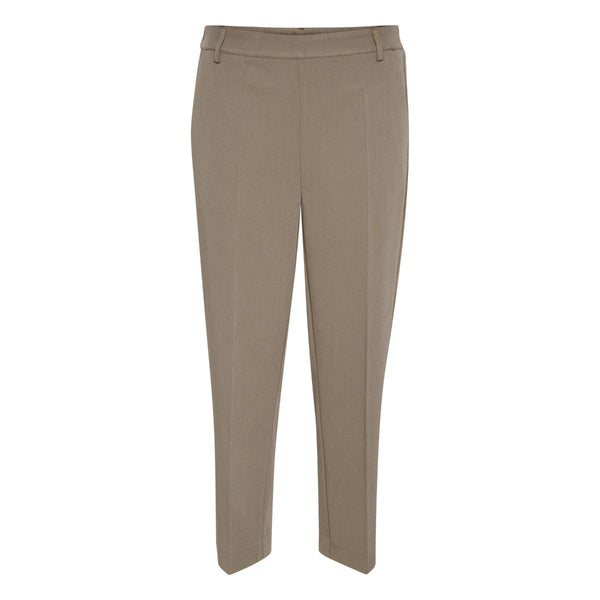 SAKURA HW CROPPED PANTS MAJOR BROWN&nbsp;  Fine højtaljede bukser fra Kaffe. Sakura HW cropped pant har elastik og et fast stykke i livet, skrålommer og paspel lommer bagpå. De har lige ben med vidde og pressefolder.&nbsp;    Elastik i livet, skrålommer og paspel lommer Flot lys mocca farve Cropped bukselængde Rummelig pasform