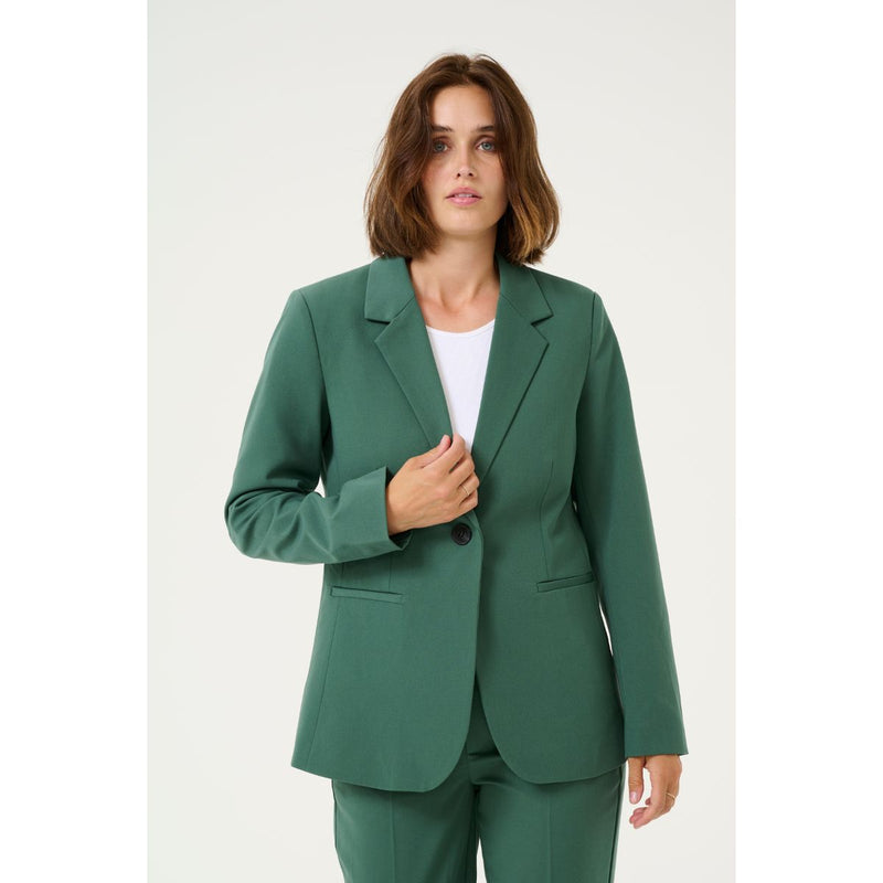 SAKURA BLAZER GARDEN TOPIARY

Skøn halv lang blazer fra&nbsp;Kaffe i en flot grøn farve. Sakura blazer er lavet i et lækkert kraftigt, men blødt materiale, har almindelig revers, en enkelt knap og paspel lommer fortil. Den har matchende satin foer. Helt perfekt til kjoler og til at pifte et par hverdags jeans op.&nbsp;


Revers, lange ærmer, skulderpuder, paspel lommer, slids bagpå (skal selv sprættes op) og matchende satin foer
Grøn farve
Fås i flere farver
Løs pasform
Findes bukser til

Størrelsesguide:&n