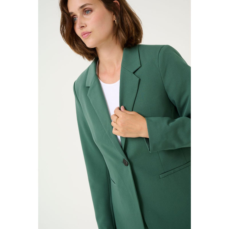 SAKURA BLAZER GARDEN TOPIARY

Skøn halv lang blazer fra&nbsp;Kaffe i en flot grøn farve. Sakura blazer er lavet i et lækkert kraftigt, men blødt materiale, har almindelig revers, en enkelt knap og paspel lommer fortil. Den har matchende satin foer. Helt perfekt til kjoler og til at pifte et par hverdags jeans op.&nbsp;


Revers, lange ærmer, skulderpuder, paspel lommer, slids bagpå (skal selv sprættes op) og matchende satin foer
Grøn farve
Fås i flere farver
Løs pasform
Findes bukser til

Størrelsesguide:&n