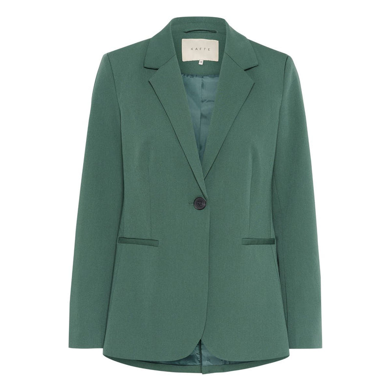 SAKURA BLAZER GARDEN TOPIARY

Skøn halv lang blazer fra&nbsp;Kaffe i en flot grøn farve. Sakura blazer er lavet i et lækkert kraftigt, men blødt materiale, har almindelig revers, en enkelt knap og paspel lommer fortil. Den har matchende satin foer. Helt perfekt til kjoler og til at pifte et par hverdags jeans op.&nbsp;


Revers, lange ærmer, skulderpuder, paspel lommer, slids bagpå (skal selv sprættes op) og matchende satin foer
Grøn farve
Fås i flere farver
Løs pasform
Findes bukser til

Størrelsesguide:&n