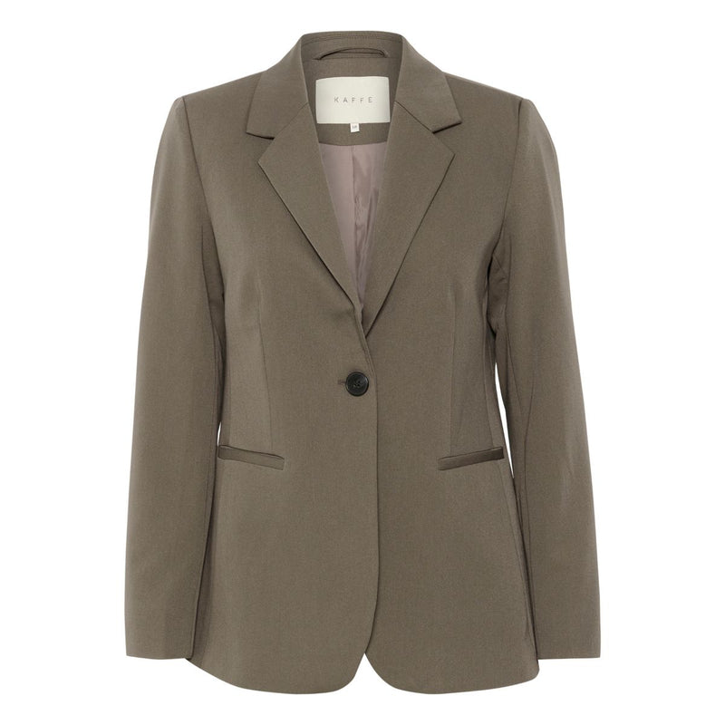 SAKURA BLAZER MAJOR BROWN

Skøn halv lang blazer fra&nbsp;Kaffe i en flot grå brun farve. Sakura blazer er lavet i et lækkert kraftigt, men blødt materiale, har almindelig revers, en enkelt knap og paspel lommer fortil. Den har matchende satin foer. Helt perfekt til kjoler og til at pifte et par hverdags jeans op.&nbsp;


Revers, lange ærmer, skulderpuder, paspel lommer, slids bagpå (skal selv sprættes op) og matchende satin foer
Grå brun farve
Fås i flere farver
Løs pasform