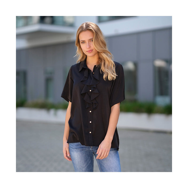 Sort bluse fra prepair med kalvekrøs og knapper set forfra på prepair model