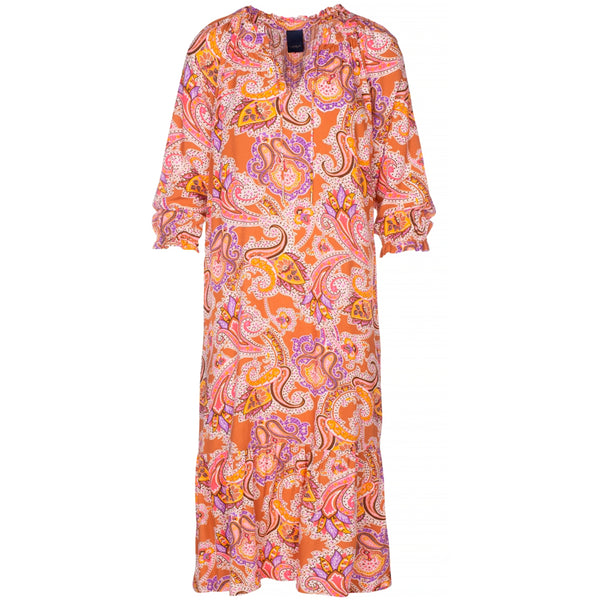 Skøn kjole i paisley print i de flotteste brune orange og lilla farver den har v udskæring og korte ærmer som afsluttes med elastik og flæse set forfra