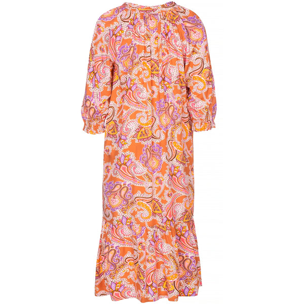 Skøn kjole i paisley print i de flotteste brune orange og lilla farver den har v udskæring og korte ærmer som afsluttes med elastik og flæse set bagfra