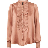 Flødefarvet shiny bluse med masser af shine og flæser ned fortil samt guld knapper den har lange ærmer med smock og rund hals set forfra