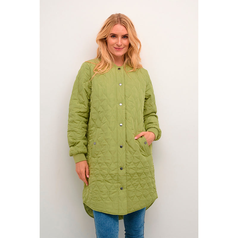 Grøn quilted jakke med knapper og lange ærmer set på model