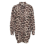 skjorte med leopard print i brunlige nuancer og almindelig skjortekrave set forfra