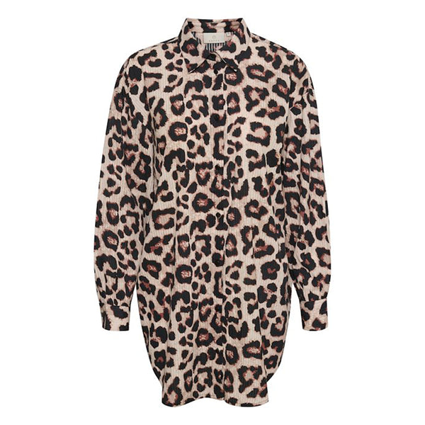 skjorte med leopard print i brunlige nuancer og almindelig skjortekrave set forfra