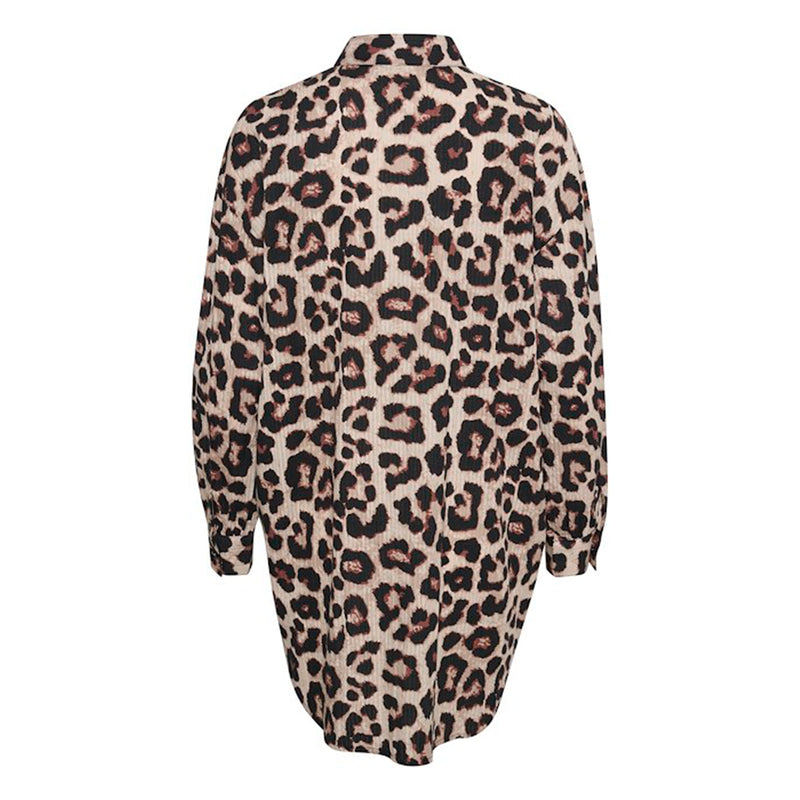 skjorte med leopard print i brunlige nuancer og krave og lange ærmer set bagfra