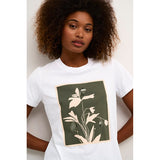 Klassisk hvid t-shirt med rund hals og korte ærmer den har et grønt og beige blomster print set tæt på print på kaffe model