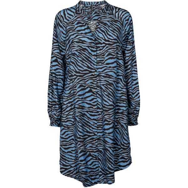 blå kjole fra prepair med sort zebra print kjolen er gennemknappet med små guld knapper har v udskæring og lange ærmet med elastik set forfra