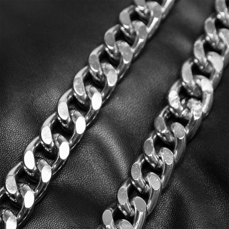 Sort crossover med sølv kæde og knap set tæt på kæden