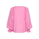 Lyserød bluse med v udskæring og lange ærmer med smock og elastik kant der ender ud i flæse set bagfra