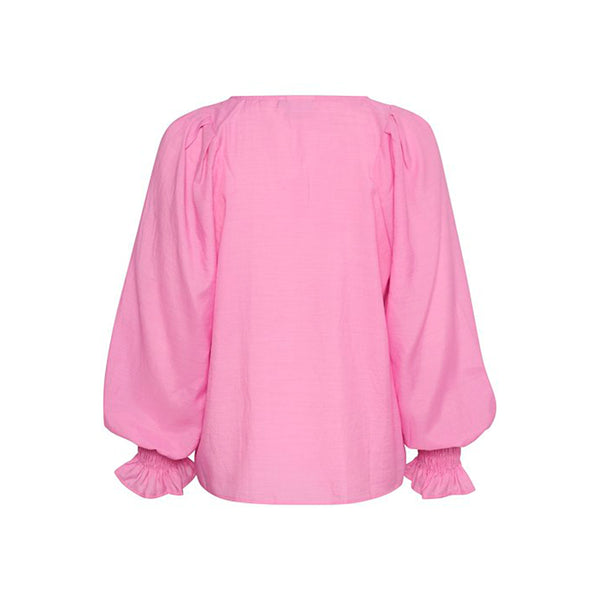 Lyserød bluse med v udskæring og lange ærmer med smock og elastik kant der ender ud i flæse set bagfra