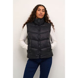 SUSANNE WAISTCOAT BLACK

Fin let oversize vest fra Kaffe. Susanne waistcoat har høj krave, åbne lommer og den lukkes med lynlås. Den har en normal løs pasform og går ca. ned til hoften.&nbsp;



Høj krave, åbne lommer og lynlås
Løs og let oversize pasform

Klassisk sort farve
Fåes også i beige