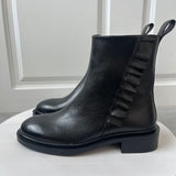 THE FASION LOVE LEATHER BOOT BLACK



Blød læder støvle fra&nbsp;Copenhagen shoes. Støvlerne har en feminin rynke detalje på ydersiden i form af en lille flæse.&nbsp;Støvlen har elastik på indersiden og bløde såler

Runde snuder, elastik og flæse
Bløde dæksåler med lidt skum i
Skaftomkreds: 28 cm målt ved øverste kant på en str. 39
Skafthøjde: 16 cm målt bagpå en str. 39
Klassisk sort farve.
Normal pasform.


Størrelsesguide: The Fashion Love leather boot er normal i størrelsen. Har du knyster vil skindet g