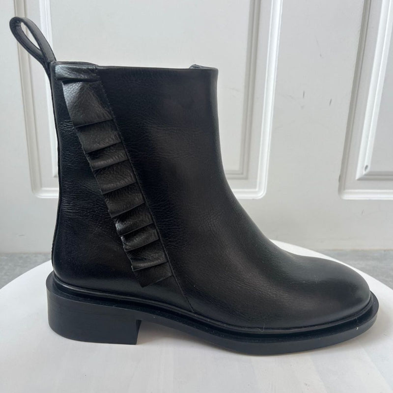 THE FASION LOVE LEATHER BOOT BLACK



Blød læder støvle fra&nbsp;Copenhagen shoes. Støvlerne har en feminin rynke detalje på ydersiden i form af en lille flæse.&nbsp;Støvlen har elastik på indersiden og bløde såler

Runde snuder, elastik og flæse
Bløde dæksåler med lidt skum i
Skaftomkreds: 28 cm målt ved øverste kant på en str. 39
Skafthøjde: 16 cm målt bagpå en str. 39
Klassisk sort farve.
Normal pasform.


Størrelsesguide: The Fashion Love leather boot er normal i størrelsen. Har du knyster vil skindet g