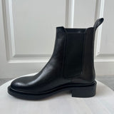 THE FASION LOVE LEATHER BOOT BLACK



Blød læder støvle fra&nbsp;Copenhagen shoes. Støvlerne har en feminin rynke detalje på ydersiden i form af en lille flæse.&nbsp;Støvlen har elastik på indersiden og bløde såler

Runde snuder, elastik og flæse
Bløde dæksåler med lidt skum i
Skaftomkreds: 28 cm målt ved øverste kant på en str. 39
Skafthøjde: 16 cm målt bagpå en str. 39
Klassisk sort farve.
Normal pasform.


Størrelsesguide: The Fashion Love leather boot er normal i størrelsen. Har du knyster vil skindet g