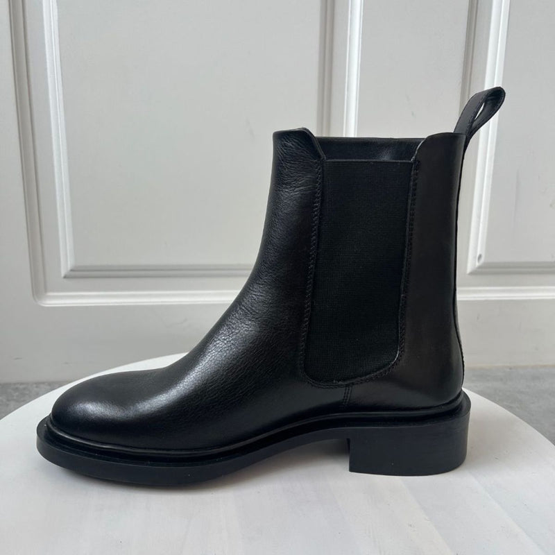 THE FASION LOVE LEATHER BOOT BLACK



Blød læder støvle fra&nbsp;Copenhagen shoes. Støvlerne har en feminin rynke detalje på ydersiden i form af en lille flæse.&nbsp;Støvlen har elastik på indersiden og bløde såler

Runde snuder, elastik og flæse
Bløde dæksåler med lidt skum i
Skaftomkreds: 28 cm målt ved øverste kant på en str. 39
Skafthøjde: 16 cm målt bagpå en str. 39
Klassisk sort farve.
Normal pasform.


Størrelsesguide: The Fashion Love leather boot er normal i størrelsen. Har du knyster vil skindet g