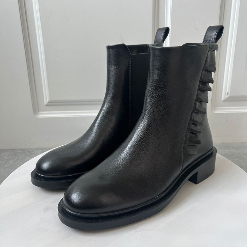 THE FASION LOVE LEATHER BOOT BLACK



Blød læder støvle fra&nbsp;Copenhagen shoes. Støvlerne har en feminin rynke detalje på ydersiden i form af en lille flæse.&nbsp;Støvlen har elastik på indersiden og bløde såler

Runde snuder, elastik og flæse
Bløde dæksåler med lidt skum i
Skaftomkreds: 28 cm målt ved øverste kant på en str. 39
Skafthøjde: 16 cm målt bagpå en str. 39
Klassisk sort farve.
Normal pasform.


Størrelsesguide: The Fashion Love leather boot er normal i størrelsen. Har du knyster vil skindet g