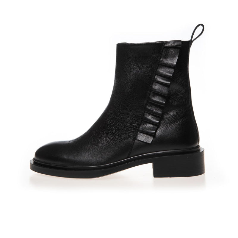 THE FASION LOVE LEATHER BOOT BLACK



Blød læder støvle fra&nbsp;Copenhagen shoes. Støvlerne har en feminin rynke detalje på ydersiden i form af en lille flæse.&nbsp;Støvlen har elastik på indersiden og bløde såler

Runde snuder, elastik og flæse
Bløde dæksåler med lidt skum i
Skaftomkreds: 28 cm målt ved øverste kant på en str. 39
Skafthøjde: 16 cm målt bagpå en str. 39
Klassisk sort farve.
Normal pasform.


Størrelsesguide: The Fashion Love leather boot er normal i størrelsen. Har du knyster vil skindet g