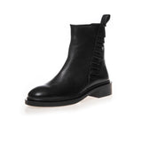 THE FASION LOVE LEATHER BOOT BLACK



Blød læder støvle fra&nbsp;Copenhagen shoes. Støvlerne har en feminin rynke detalje på ydersiden i form af en lille flæse.&nbsp;Støvlen har elastik på indersiden og bløde såler

Runde snuder, elastik og flæse
Bløde dæksåler med lidt skum i
Skaftomkreds: 28 cm målt ved øverste kant på en str. 39
Skafthøjde: 16 cm målt bagpå en str. 39
Klassisk sort farve.
Normal pasform.


Størrelsesguide: The Fashion Love leather boot er normal i størrelsen. Har du knyster vil skindet g