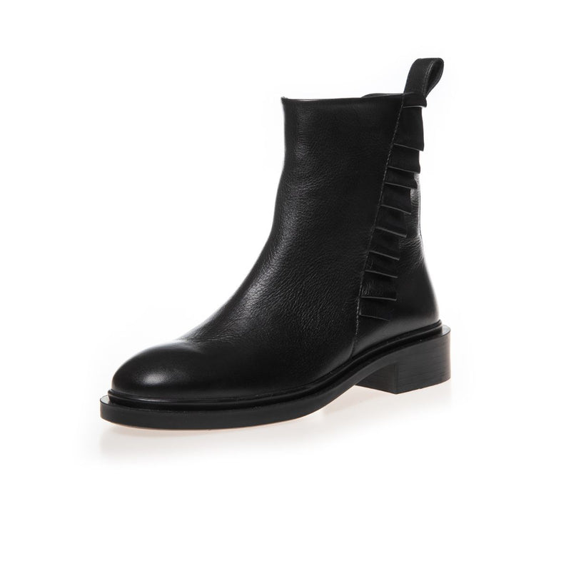 THE FASION LOVE LEATHER BOOT BLACK



Blød læder støvle fra&nbsp;Copenhagen shoes. Støvlerne har en feminin rynke detalje på ydersiden i form af en lille flæse.&nbsp;Støvlen har elastik på indersiden og bløde såler

Runde snuder, elastik og flæse
Bløde dæksåler med lidt skum i
Skaftomkreds: 28 cm målt ved øverste kant på en str. 39
Skafthøjde: 16 cm målt bagpå en str. 39
Klassisk sort farve.
Normal pasform.


Størrelsesguide: The Fashion Love leather boot er normal i størrelsen. Har du knyster vil skindet g