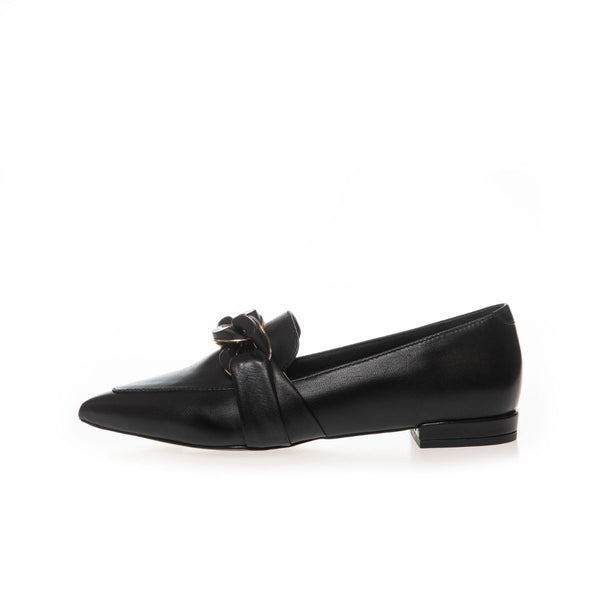 THE LOVELY ONE BLACK

&nbsp;De fineste ballerinaer fra Copenhagen shoes&nbsp; i blank sort. Ballerinaen har spids tå og en flettetkant med gulddetaljer henover foden.&nbsp;Disse ballerinaer vil uden tvivl pifte ethvert outfit op. Man kan eksempelvis style dem med en kjole eller nederdel

Spids tå
Sort
Flettekant med gulddetaljer
Skind, Gummisål
Indersål i læder og med 4-6 mm skum&nbsp;