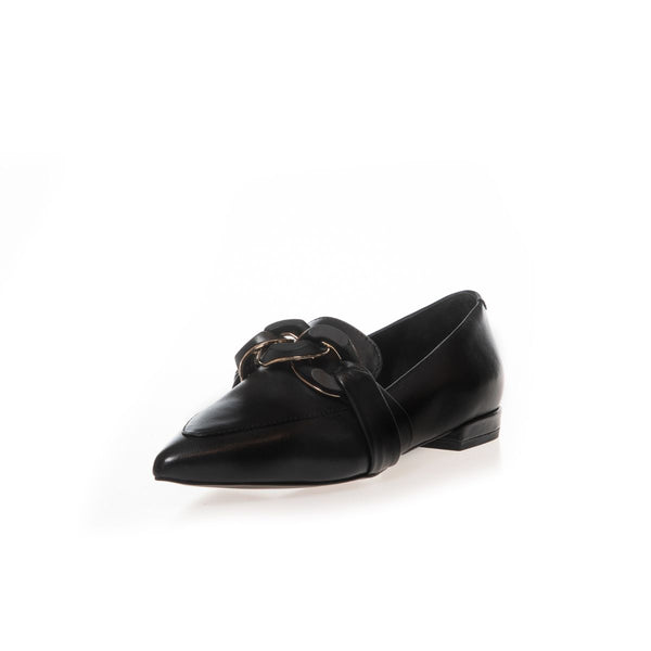 THE LOVELY ONE BLACK

&nbsp;De fineste ballerinaer fra Copenhagen shoes&nbsp; i blank sort. Ballerinaen har spids tå og en flettetkant med gulddetaljer henover foden.&nbsp;Disse ballerinaer vil uden tvivl pifte ethvert outfit op. Man kan eksempelvis style dem med en kjole eller nederdel

Spids tå
Sort
Flettekant med gulddetaljer
Skind, Gummisål
Indersål i læder og med 4-6 mm skum&nbsp;