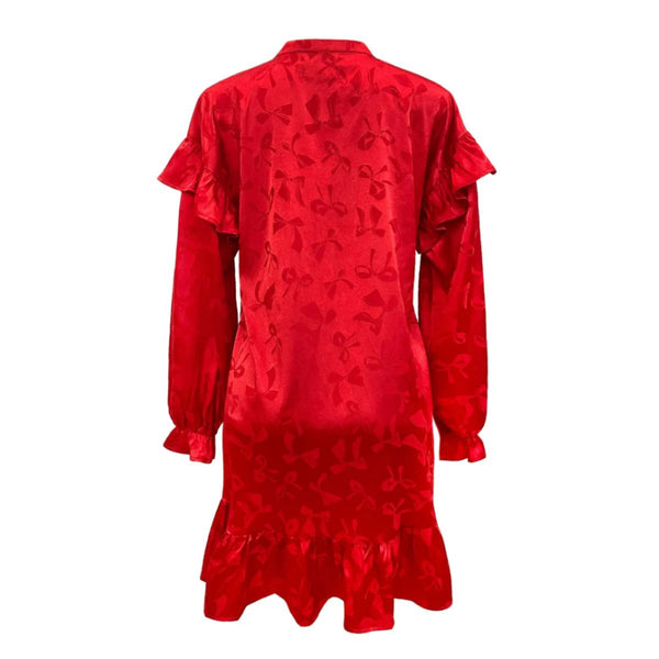 TIA LS FRILL DRESS RED BOW

Smuk kort kjole med flæser fra Liberté. Kjolen er i en flot rød farve med let shine og struktur i stoffet samt diskrete røde sløjfer. Kjolen åbnes/lukkes foran i halsen med fine sølv sløjfe-knapper.&nbsp;Den har en lille kina-krave i halsen og søde flæser over begge skuldre og de lange ærmer afsluttes med en smal elastik og flæse.Foran i halsen langs knaplukningen har den en sød flæse detalje.

Størrelsesguide: Løs pasform, normal til stor i størrelsen.