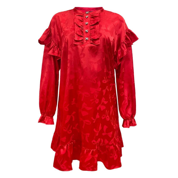 TIA LS FRILL DRESS RED BOW

Smuk kort kjole med flæser fra Liberté. Kjolen er i en flot rød farve med let shine og struktur i stoffet samt diskrete røde sløjfer. Kjolen åbnes/lukkes foran i halsen med fine sølv sløjfe-knapper.&nbsp;Den har en lille kina-krave i halsen og søde flæser over begge skuldre og de lange ærmer afsluttes med en smal elastik og flæse.Foran i halsen langs knaplukningen har den en sød flæse detalje.

Størrelsesguide: Løs pasform, normal til stor i størrelsen.