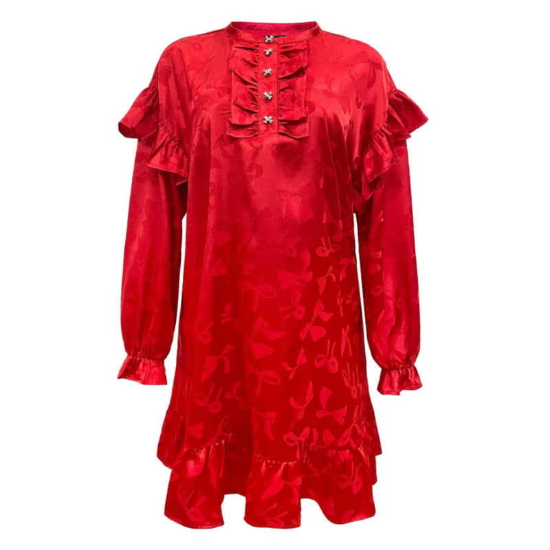 TIA LS FRILL DRESS RED BOW

Smuk kort kjole med flæser fra Liberté. Kjolen er i en flot rød farve med let shine og struktur i stoffet samt diskrete røde sløjfer. Kjolen åbnes/lukkes foran i halsen med fine sølv sløjfe-knapper.&nbsp;Den har en lille kina-krave i halsen og søde flæser over begge skuldre og de lange ærmer afsluttes med en smal elastik og flæse.Foran i halsen langs knaplukningen har den en sød flæse detalje.

Størrelsesguide: Løs pasform, normal til stor i størrelsen.