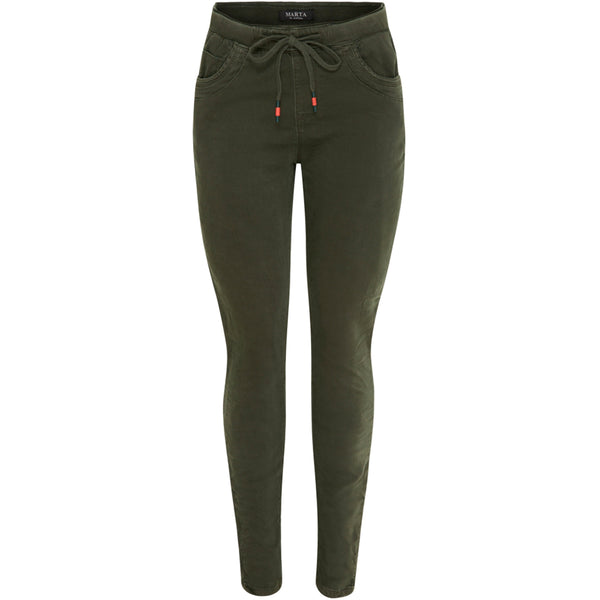 Mørkegrønne jeans fra marta med snøre i livet smalle ben og lommer i siden set forfra