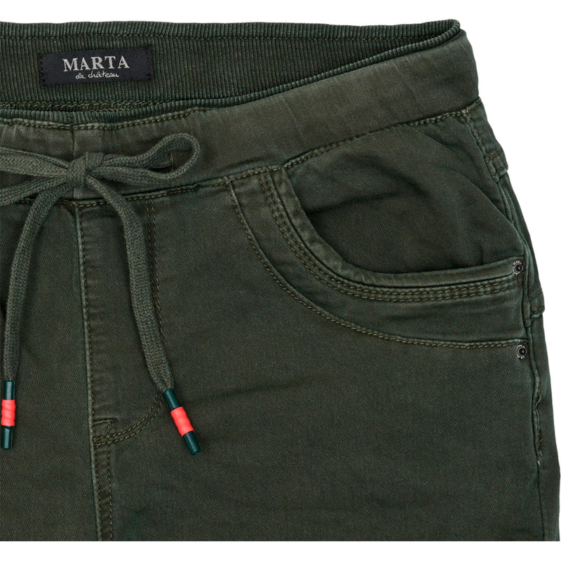 Mørkegrønne jeans fra marta med snøre i livet smalle ben og lommer i siden set tæt på lomme