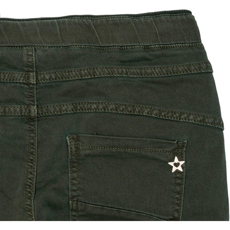 Mørkegrønne jeans fra marta med snøre i livet smalle ben og lommer i siden set bagfra hvor man kan se baglomme og en lille påsat stjerne