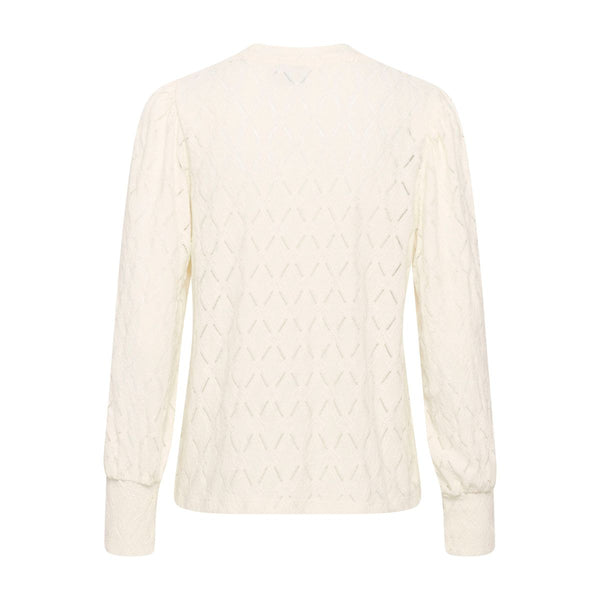 TINE LACE BLOUSE CHALK  Flot tætsiddende blondebluse fra Kaffe i en råhvid farve, Blonderne er i det fineste blomster mønster, der giver den et smukt og eksklusivt look. Den har rund hals og lange ærmer med et lille puf på skulderen.&nbsp;   Rund hals, lange ærmer med et lille puf, blonde og let gennemsigtig Mønster blomsterprint Farven er råhvid Tætsiddende pasform